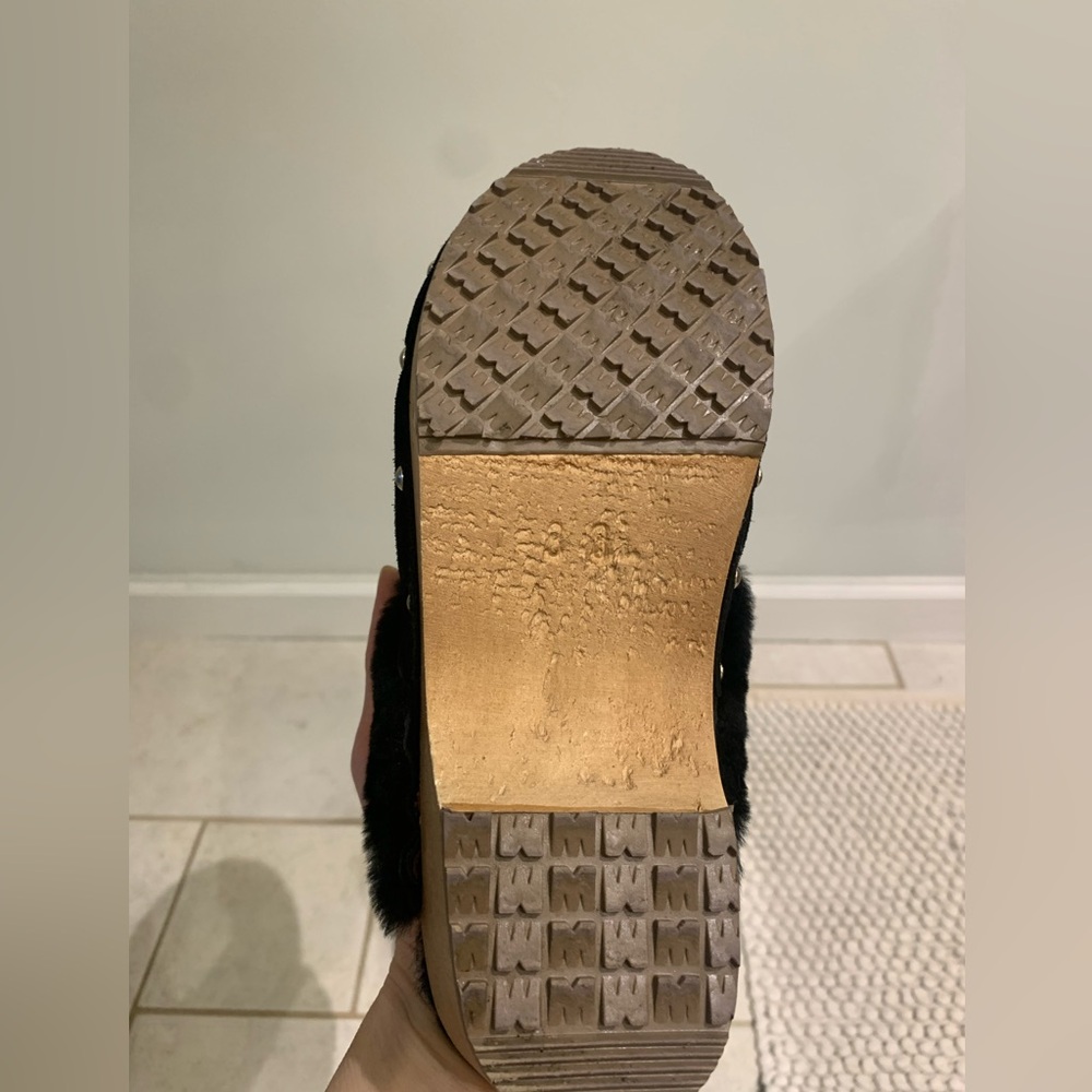 Cozy Sheepskin Clogs with Heel - Picture 7 of 8